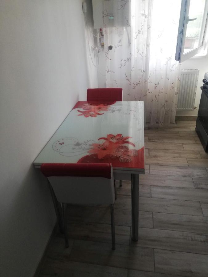 Ella Doo Apartament - 15 Min De Palas Hlincea ภายนอก รูปภาพ